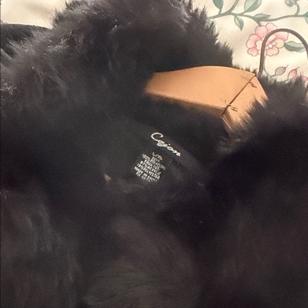 Cejon Black Cape with Faux Fur Accents - Picture 11 of 12
